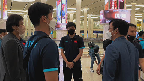 Sau 12 tiếng di chuyển, U23 Việt Nam đã đến UAE
